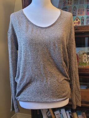 Eclipse Women’s Scoop Neck Long Sleeve Top In Soft Grey